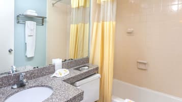 Combined shower/tub, free toiletries, hair dryer, towels