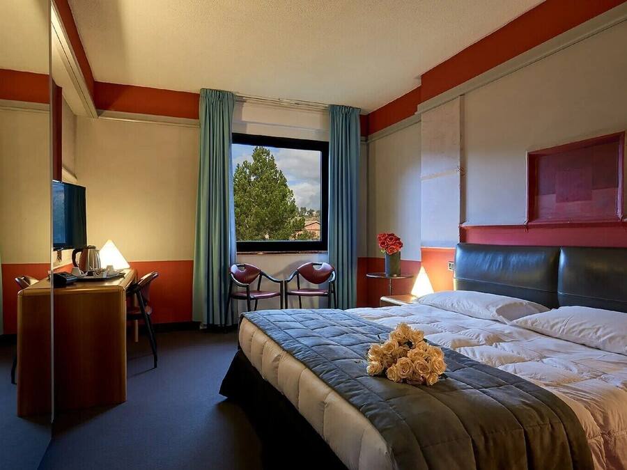 Frigobar, cofres nos quartos, escrivaninha, berços (sobretaxa)