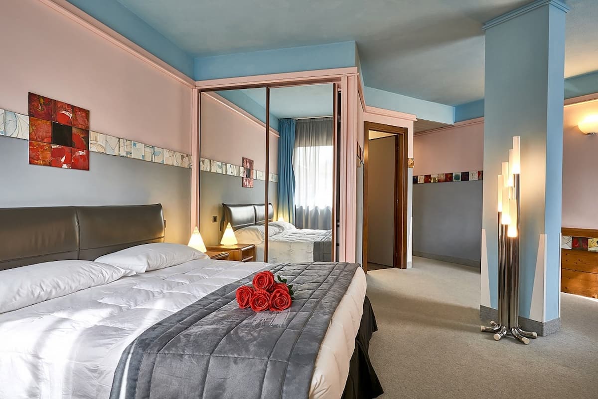 deluxe double room single use | minibar, in-room safe, desk, cots/infant beds