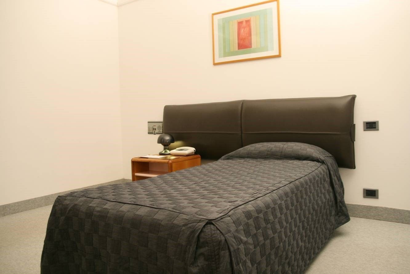 classic single room | minibar, in-room safe, desk, cots/infant beds