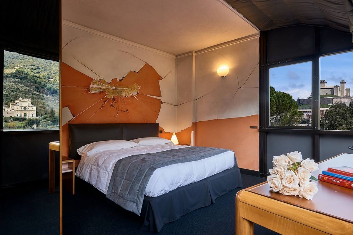 Minibar, värdeförvaringsskåp på rummet, skrivbord och barnsängar