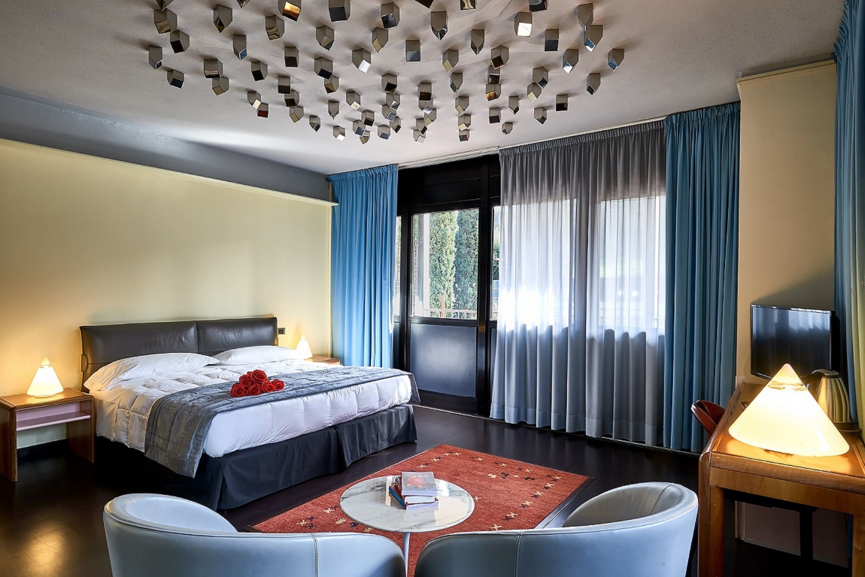 deluxe double or twin room | minibar, in-room safe, desk, cots/infant beds