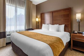 Quarto empresarial, 1 cama King e sofá-cama, acessível, para não fumantes | Escrivaninha, espaço de trabalho para notebook, cortinas blackout