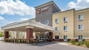 Comfort Suites -hotelli, jossa on katettu sisäänkäynti, useita ikkunoita ja avoin, selkeä taivas.