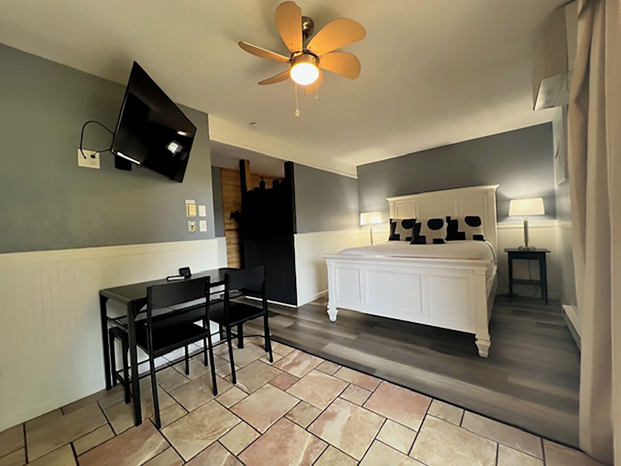 Kamar, 1 kamar tidur, Bebas Asap Rokok, dapur kecil (Patio, 1 Queen Bed, Bunkbeds) | Meja kerja, tirai kedap cahaya, setrika/meja setrika, dan Wi-Fi gratis