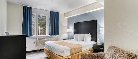 Zimmer, 2 Schlafzimmer, Nichtraucher (2 Bathrooms, 1st Floor, 3 Queen Beds) | 1 Schlafzimmer, Schreibtisch, Verdunkelungsvorhänge
