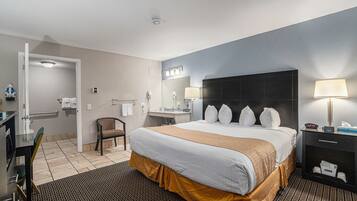 客房, 1 張特大雙人床, 無障礙, 非吸煙房 (Mobility, First Floor) | 1 間臥室、書桌、遮光布/窗簾、熨斗/熨衣板