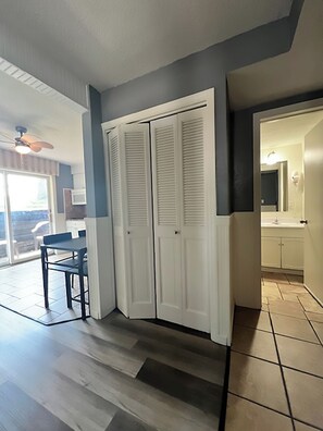 Habitación, 1 habitación, no fumadores, cocina básica (Patio, 1 Queen Bed, Bunkbeds) | Escritorio, cortinas opacas, tabla de planchar con plancha y wifi gratis