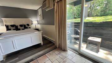 Rom, 1 soverom, ikke-røyk, tekjøkken (Patio, 1 Queen Bed, Bunkbeds) | Skrivebord, blendingsgardiner, strykejern/-brett og wi-fi (inkludert)