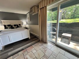 客房, 1 间卧室, 无烟房, 简易厨房 (Patio, 1 Queen Bed, Bunkbeds) | 办公桌、遮光窗帘、熨斗/熨衣板、免费 WiFi