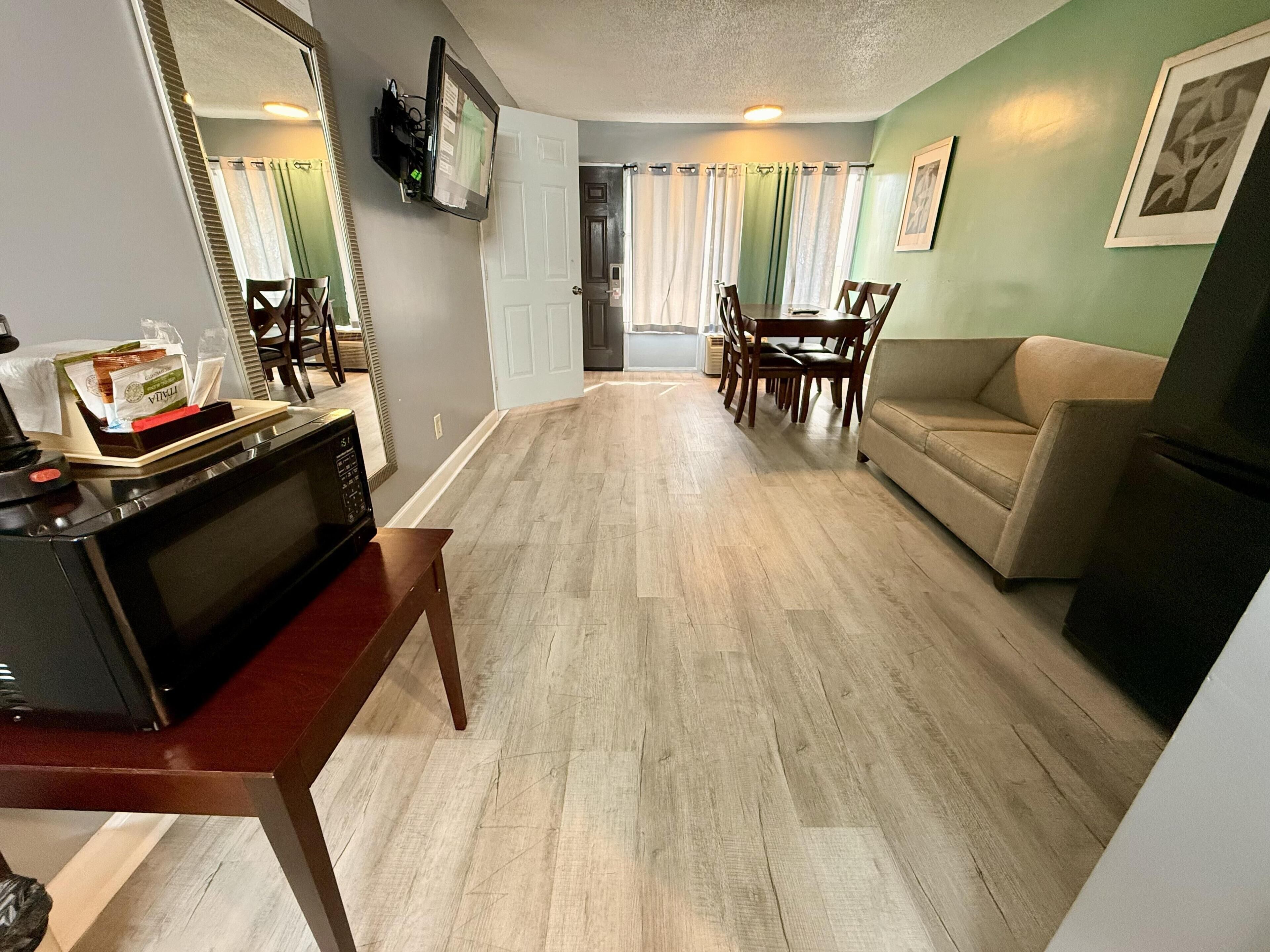 Suite, 2 slaapkamers, toegankelijk voor mindervaliden, kitchenette (Adjoining) | Donzen dekbedden, pillowtop-bedden, individueel gemeubileerd, een bureau