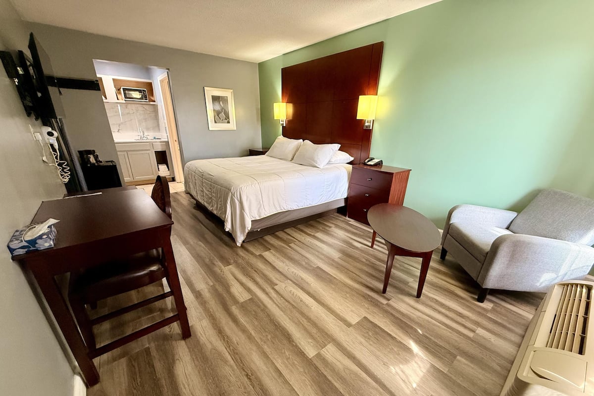 Room, 1 King Bed, Smoking, Kitchenette