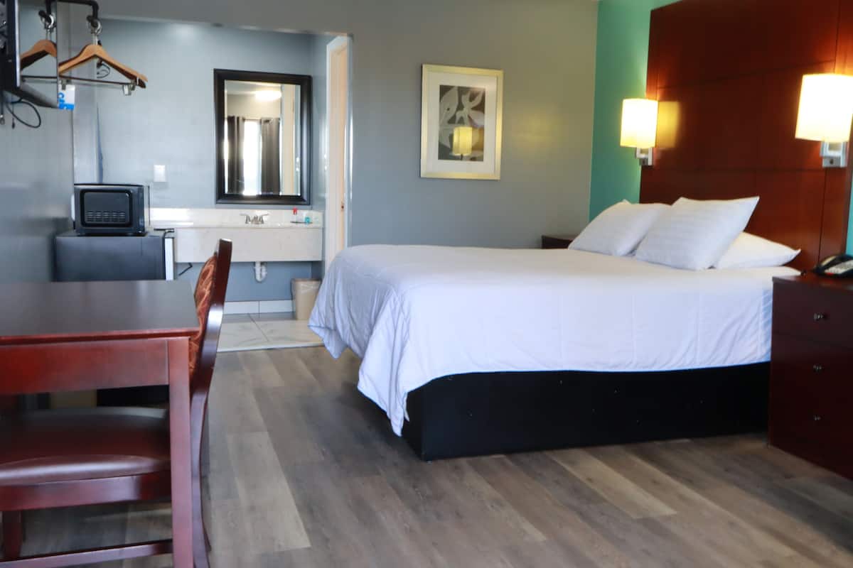 Egyptian cotton sheets, premium bedding, down comforters, pillowtop beds