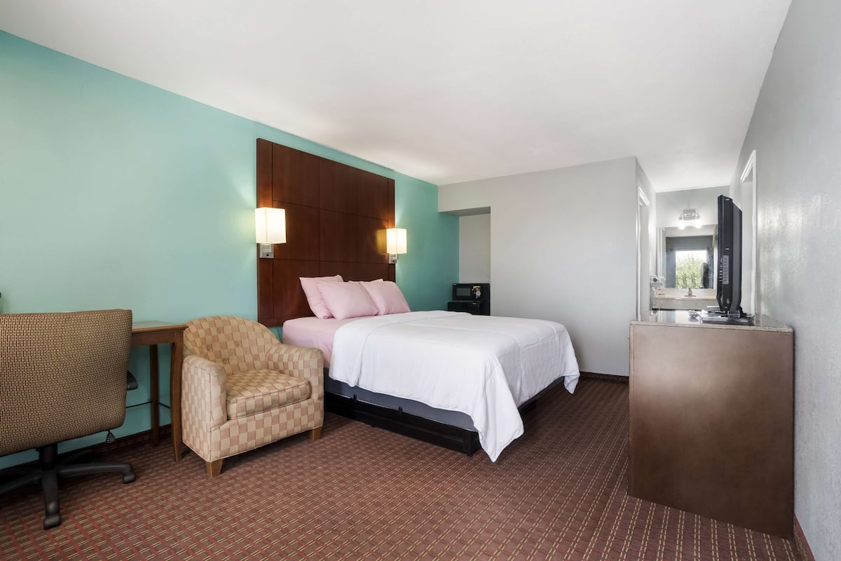 Egyptian cotton sheets, premium bedding, down comforters, pillowtop beds
