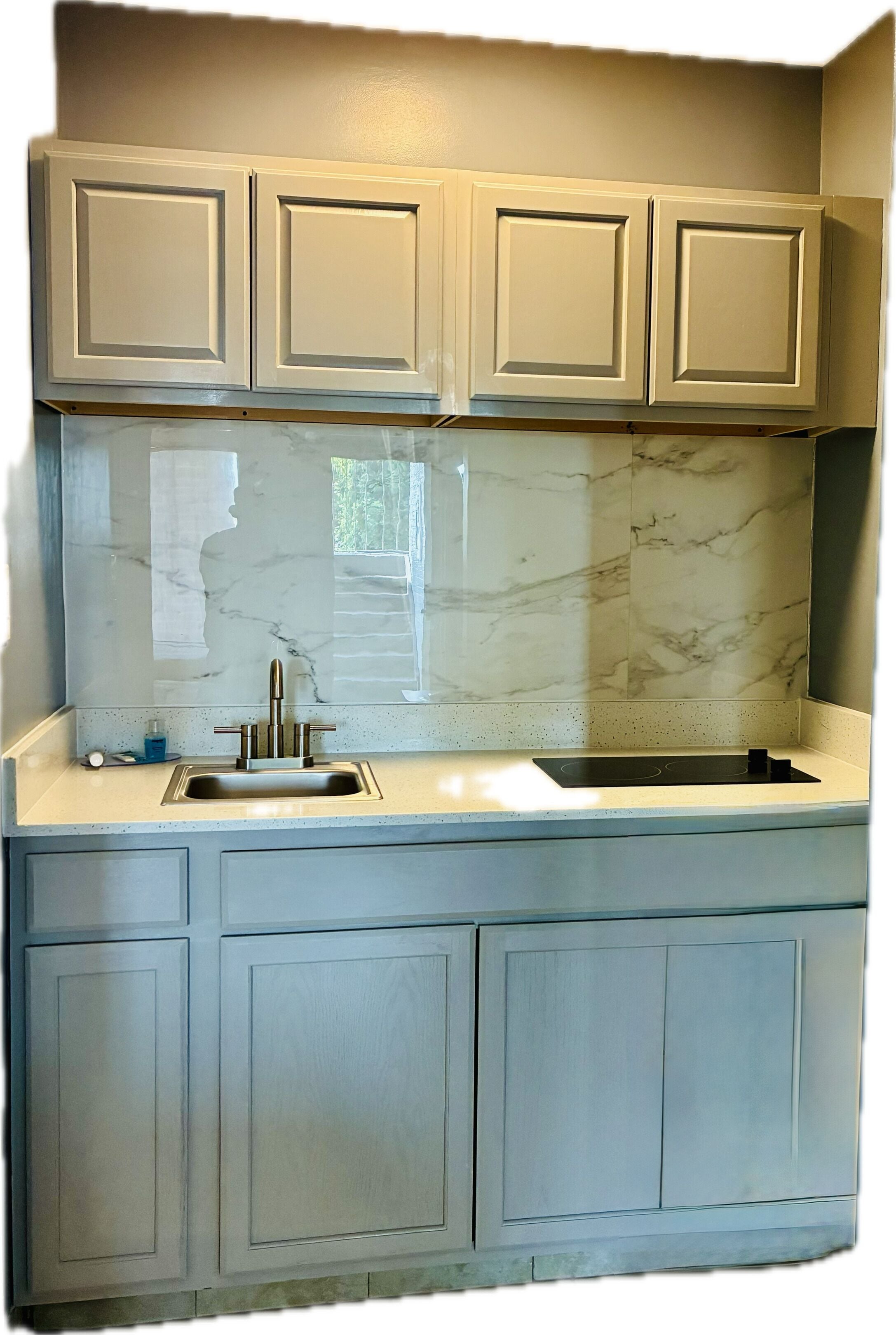 Grand réfrigérateur, micro-ondes, cafetière/bouilloire