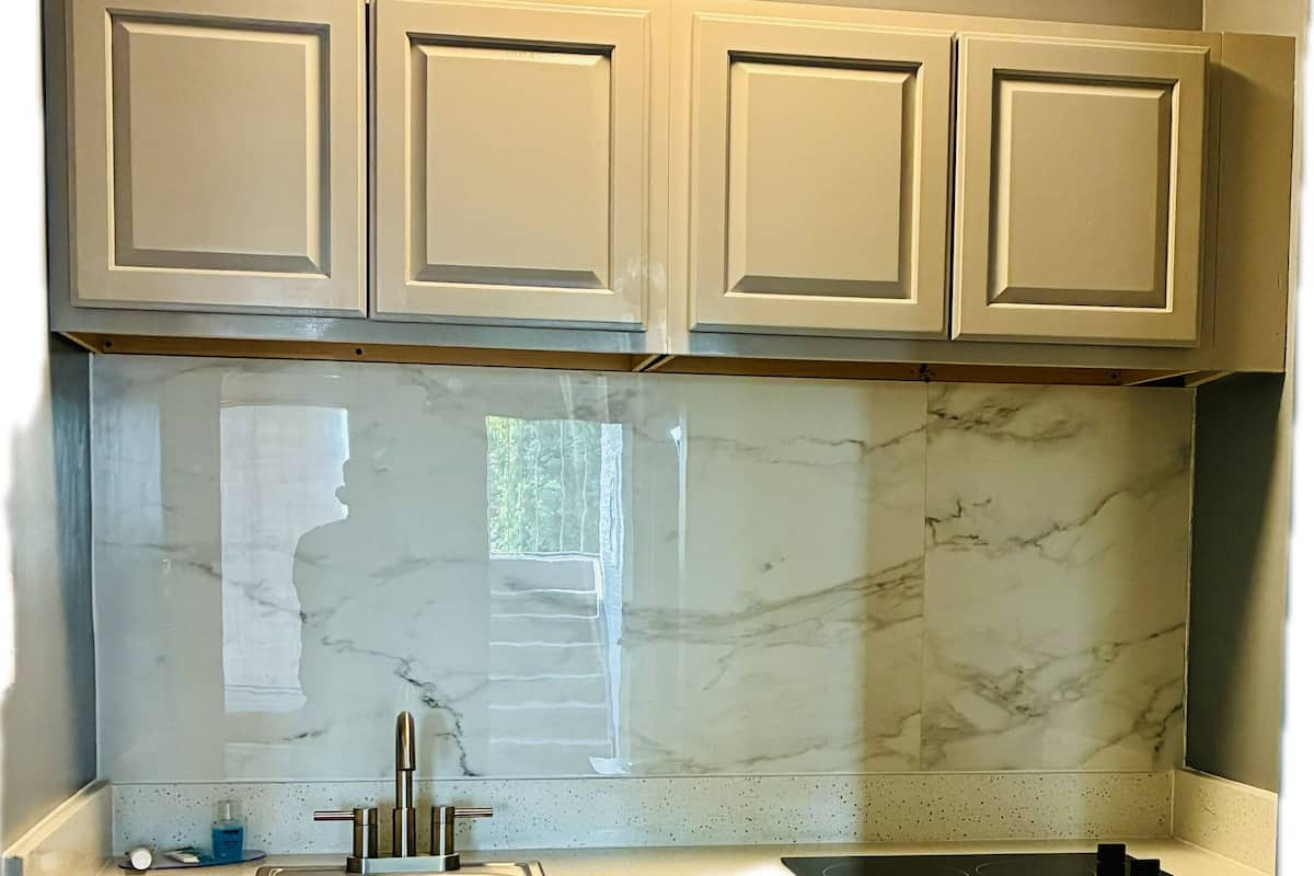 Grand réfrigérateur, micro-ondes, cafetière/bouilloire