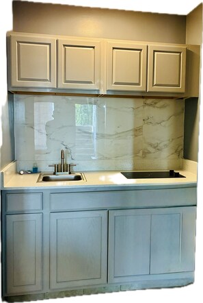 Full-size fridge, microwave, coffee/tea maker - America's Best Value Inn & Suites Blytheville by Sonesta (Blytheville)