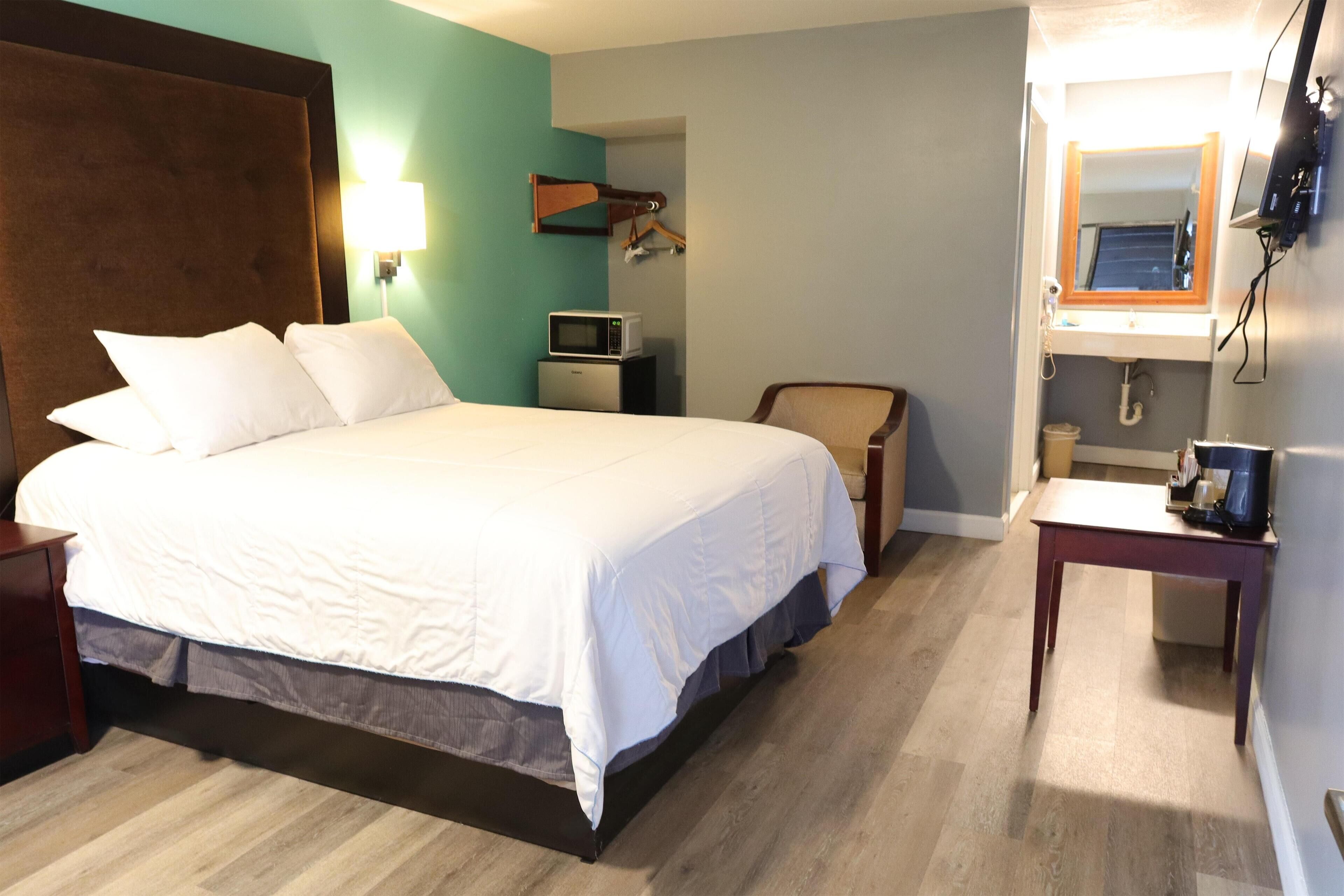 Room, 1 King Bed, Accessible, Smoking