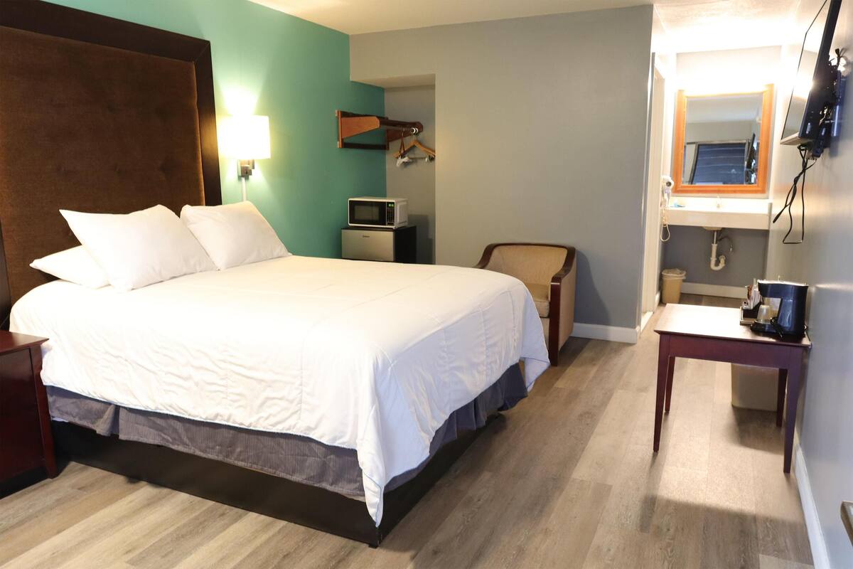 Room, 1 King Bed, Accessible, Smoking