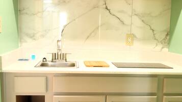 Großer Kühlschrank, Mikrowelle, Wasserkocher mit Kaffee-/Teezubehör