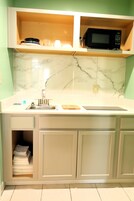 Refrigerador con freezer, microondas, cafetera/tetera