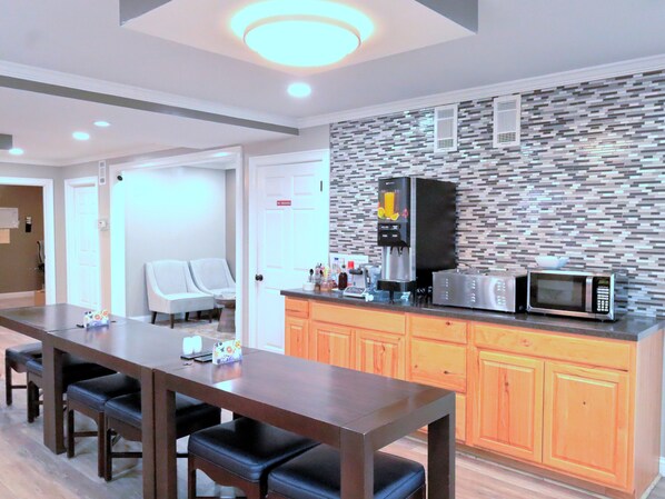 Free daily full breakfast  - Americas Best Value Inn Suites & Studios Blytheville by Sonesta (Blytheville)