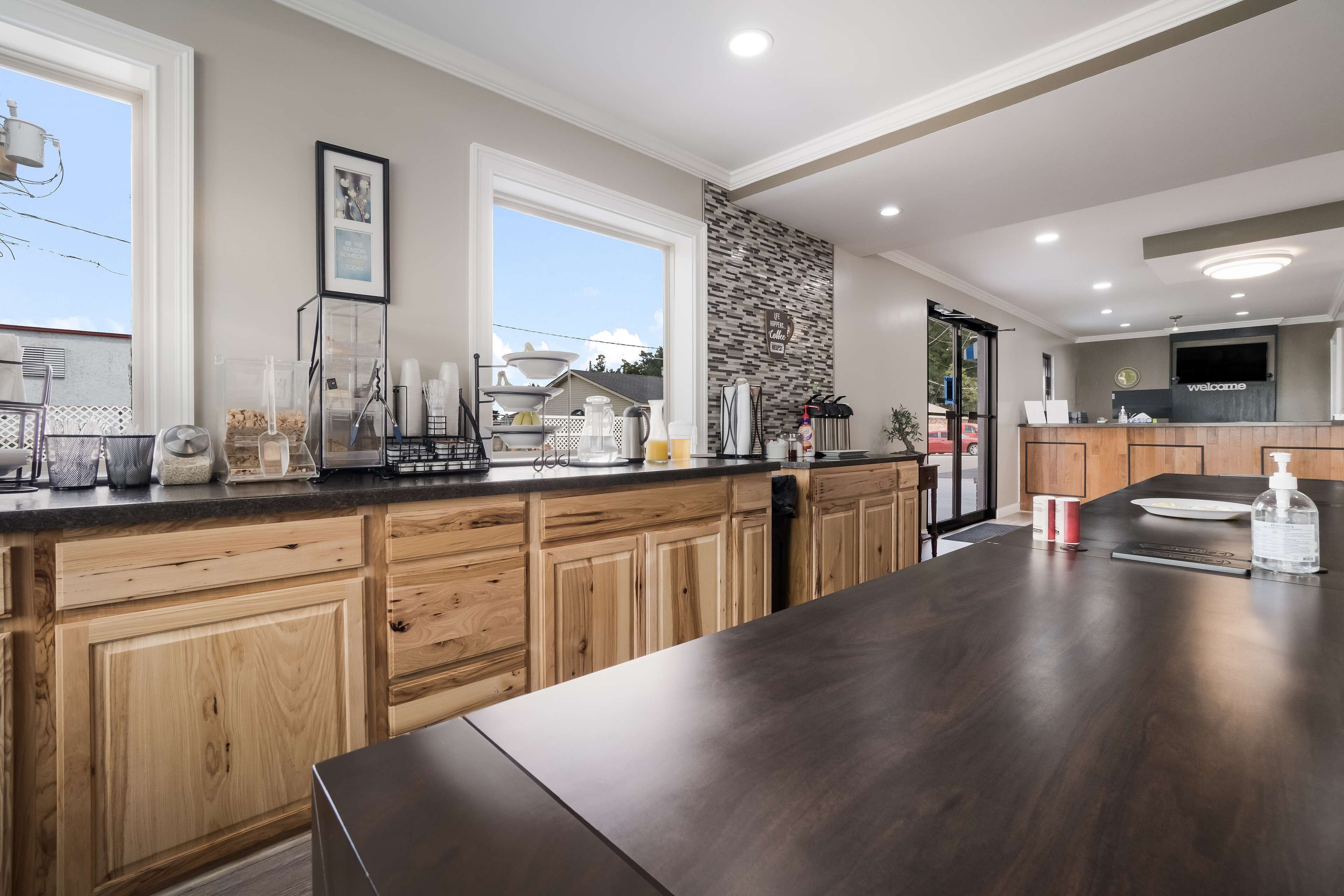 Café da manhã completo grátis todos os dias