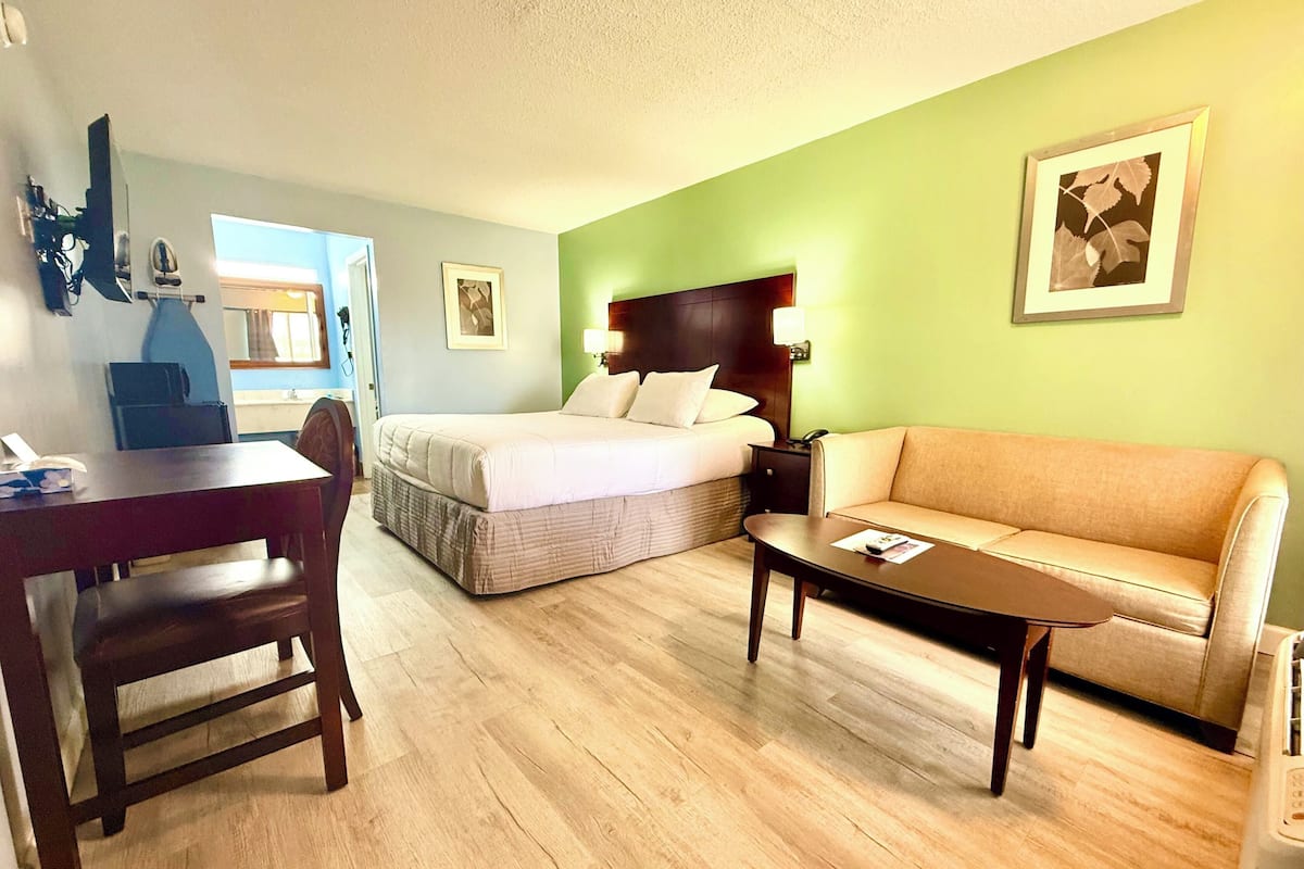 Duntäcken, bäddmadrasser, unika möbler och skrivbord