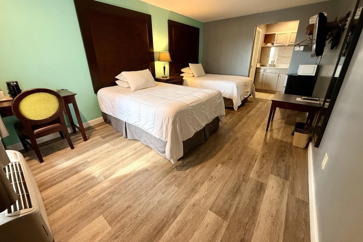 Room, 2 Double Beds, Smoking, Kitchenette