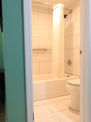 Douche cascade, articles de toilette (gratuits), séchoir à cheveux