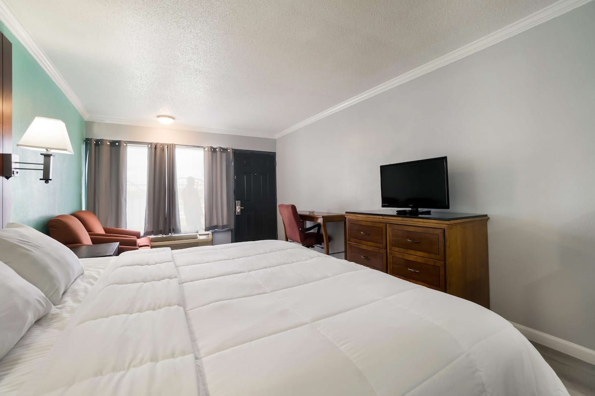 Egyptian cotton sheets, premium bedding, down comforters, pillowtop beds