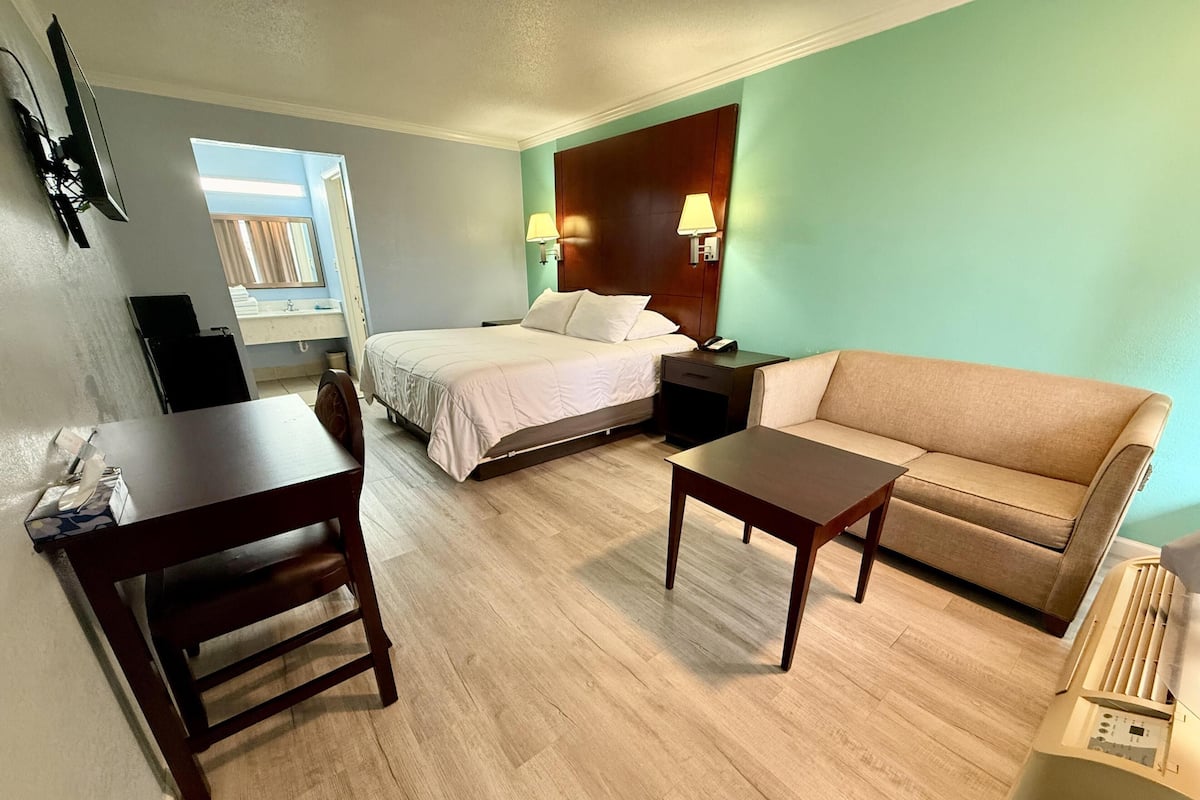 Room, 1 King Bed, Smoking