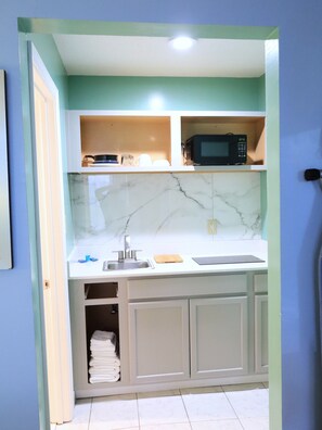 Full-size fridge, microwave, coffee/tea maker - America's Best Value Inn & Suites Blytheville by Sonesta (Blytheville)