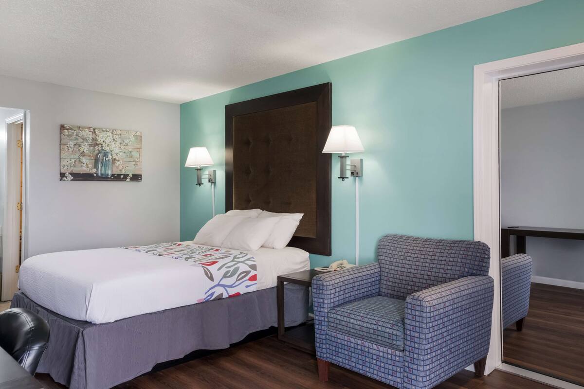 Suite, Accessible, Non Smoking (Adjoining Two Bathrooms) | Egyptian cotton sheets, premium bedding, down comforters, pillowtop beds