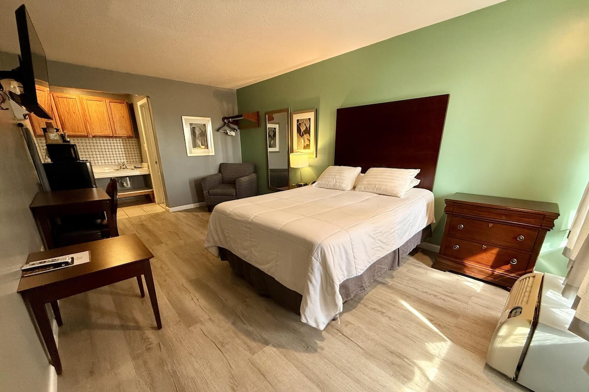 Room, 1 King Bed, Non Smoking, Kitchenette