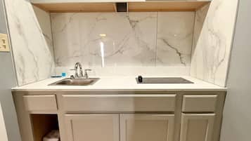 Suite, accessible aux personnes à mobilité réduite, non-fumeurs (Adjoining Two Bathrooms) | Coin cuisine privé | Grand réfrigérateur, micro-ondes, cafetiÚre/bouilloire