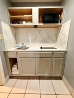 Suite, accesible para personas con discapacidad, no fumadores (Adjoining Two Bathrooms) | Cocina básica privada | Frigorífico grande, microondas y cafetera o tetera