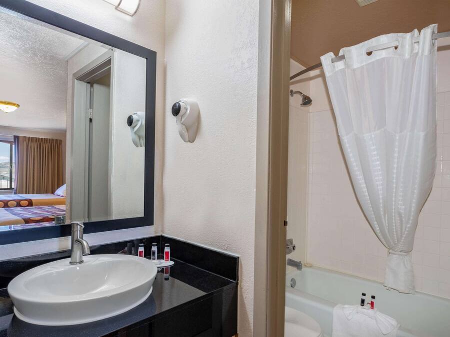 Bañera con ducha, secador de pelo, toallas, jabón