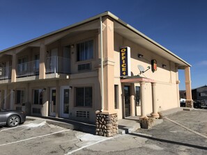 Property entrance - Super 8 by Wyndham Evanston (Evanston)