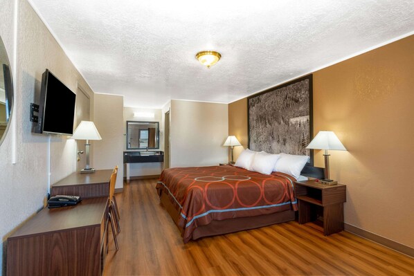 Skrivebord, strykejern/-brett og barnesenger (inkludert)