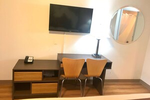 Escritorio, tabla de planchar con plancha y cunas gratuitas 