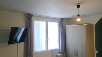 Family Room (5 People) | In-room safe, desk, blackout drapes, WiFi (free)