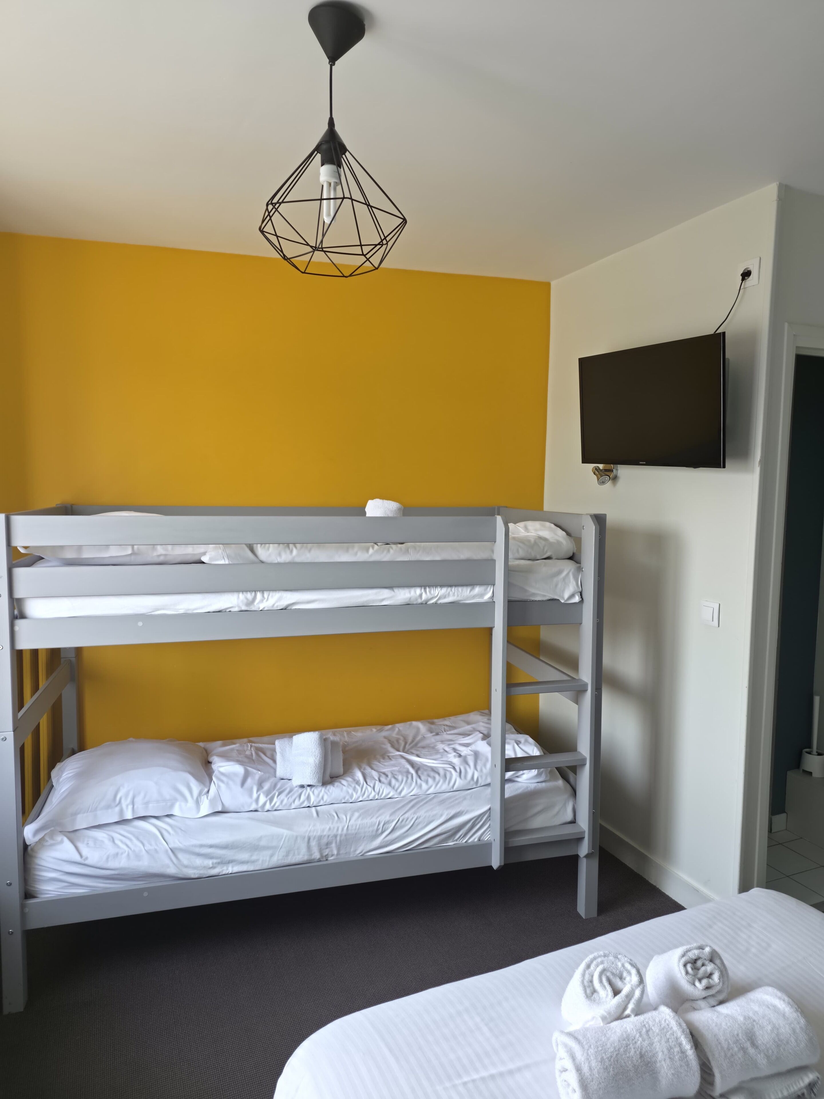 Vierpersoonskamer | Een kluis op de kamer, een bureau, verduisterende gordijnen, gratis wifi