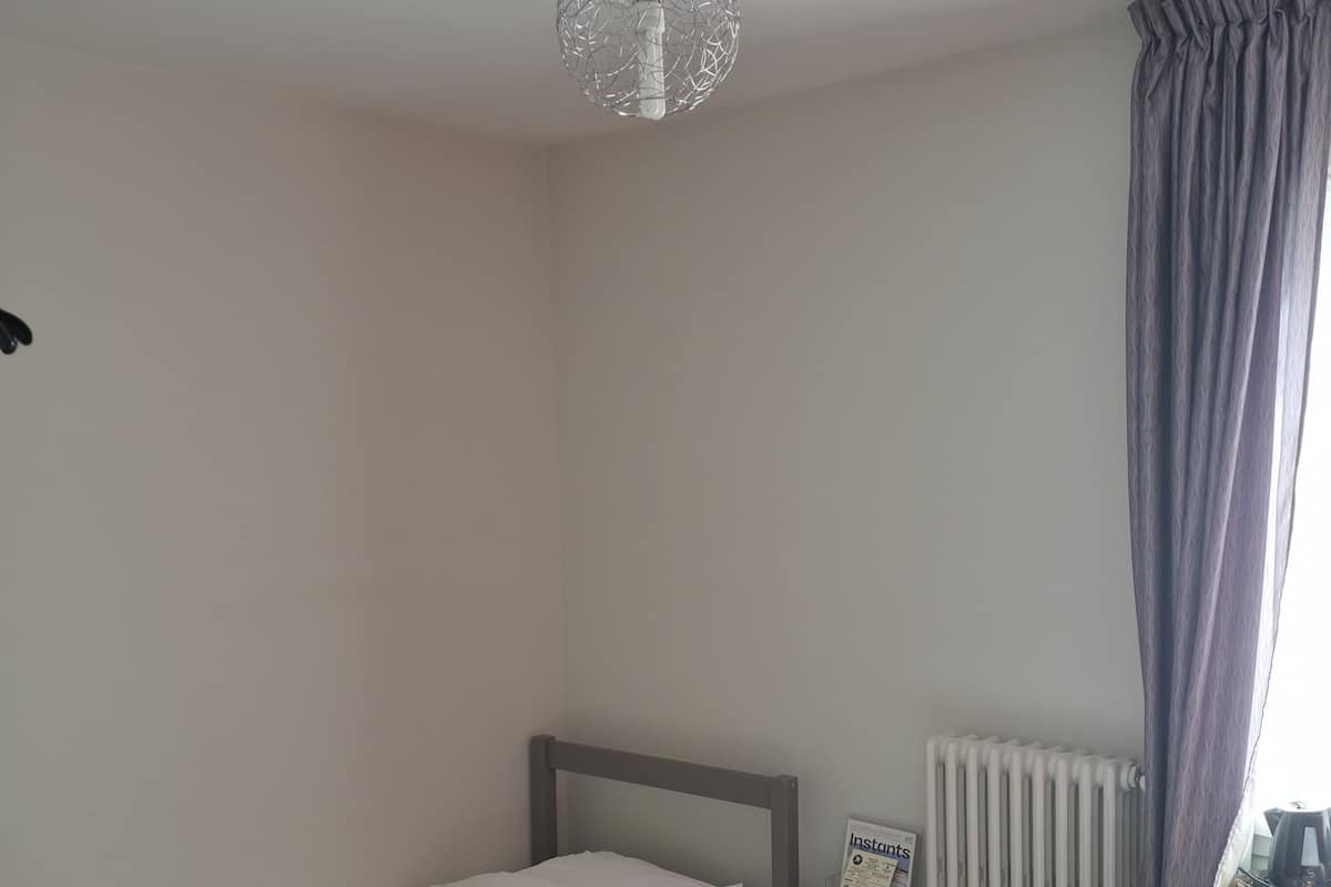Habitació amb dos llits individuals Comfort | Caixa forta a l'habitació, escriptori, cortines opaques i wifi gratuïta