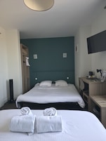Quarto quádruplo | Cofres nos quartos, escrivaninha, cortinas blackout, Wi-Fi de cortesia
