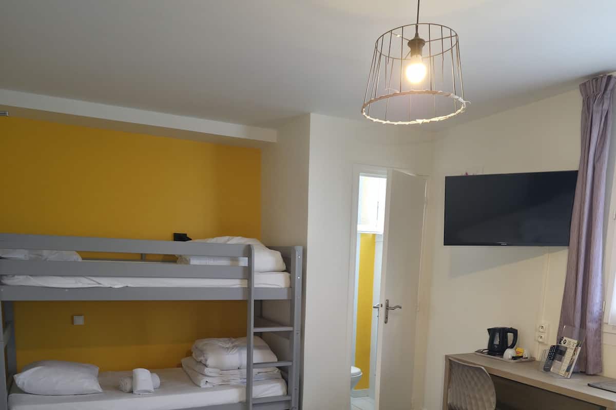 Habitació familiar (5 People) | Caixa forta a l'habitació, escriptori, cortines opaques i wifi gratuïta