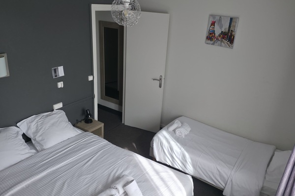 Triple Room | In-room safe, desk, blackout drapes, WiFi (free)