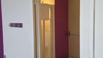 Habitación cuádruple | Caja de seguridad en la habitación, escritorio y cortinas blackout