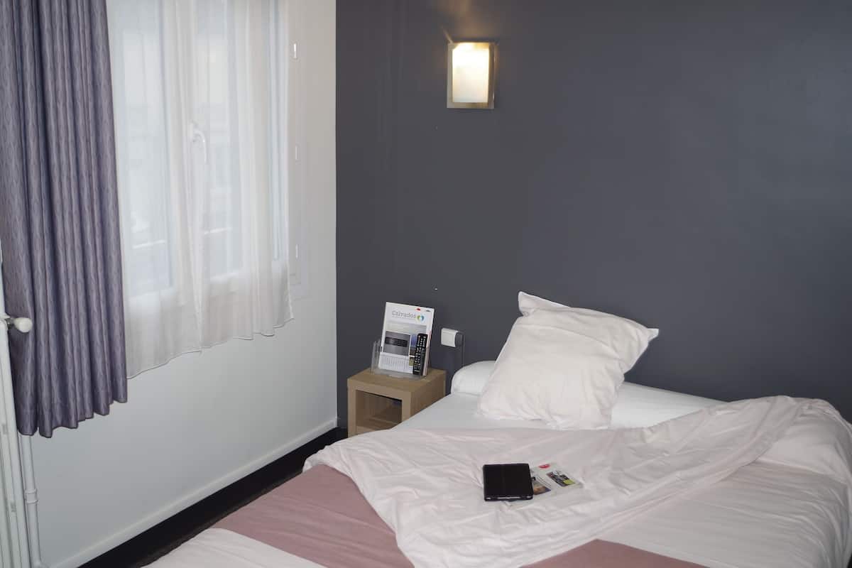 Caixa forta a l'habitació, escriptori i cortines opaques