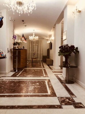 Lobby - Little Palace (Nice)